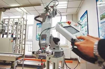 智能機(jī)器人的研發(fā) 企業(yè)如何推進(jìn)“機(jī)械化減人、自動化換人”的高效轉(zhuǎn)型