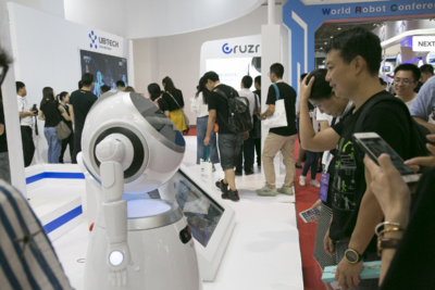 能迎賓講解還會(huì)推銷？世界機(jī)器人大會(huì)上，深圳制造的智能“服務(wù)員”為何如此出彩