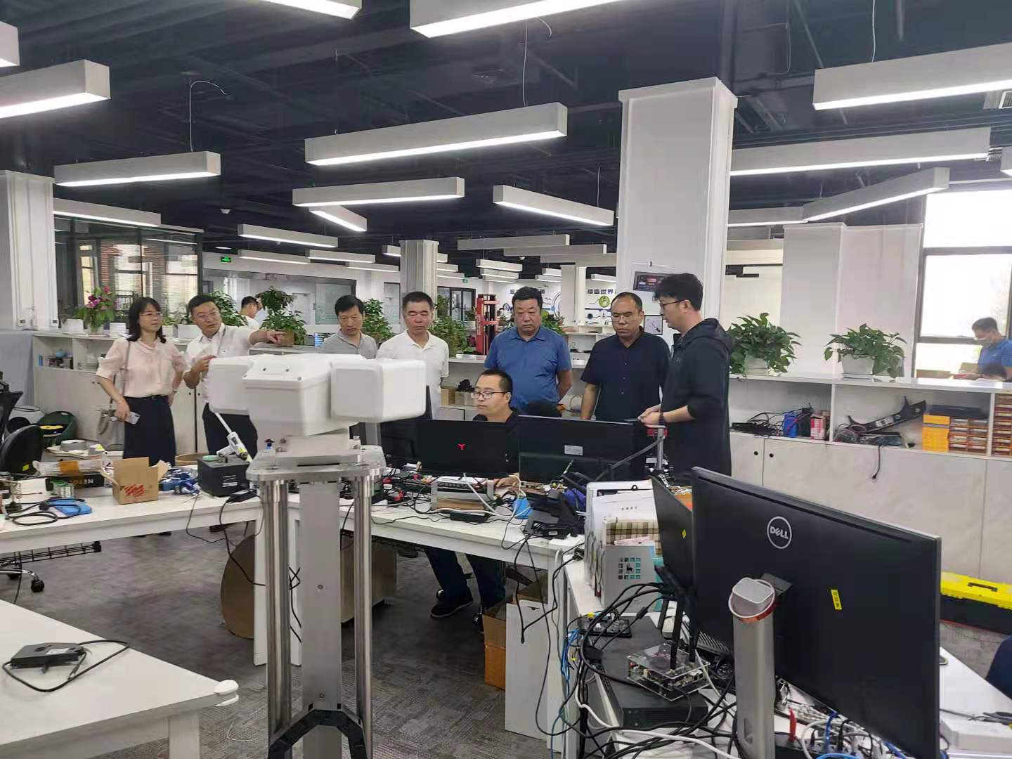 攜手并進(jìn)，智造未來(lái) 我校與沈陽(yáng)呂尚科技公司深化校企合作，共探智能機(jī)器人研發(fā)新篇章