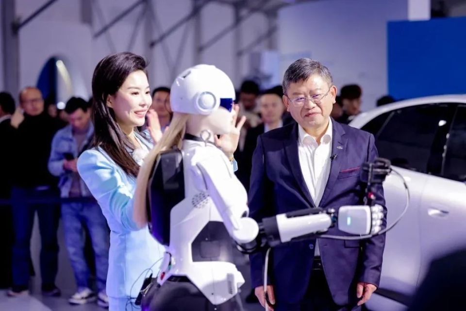 奇瑞打下第二根“樁” 智能化這碗“飯”要怎么吃？——從智能機器人銷售看車企轉型之路